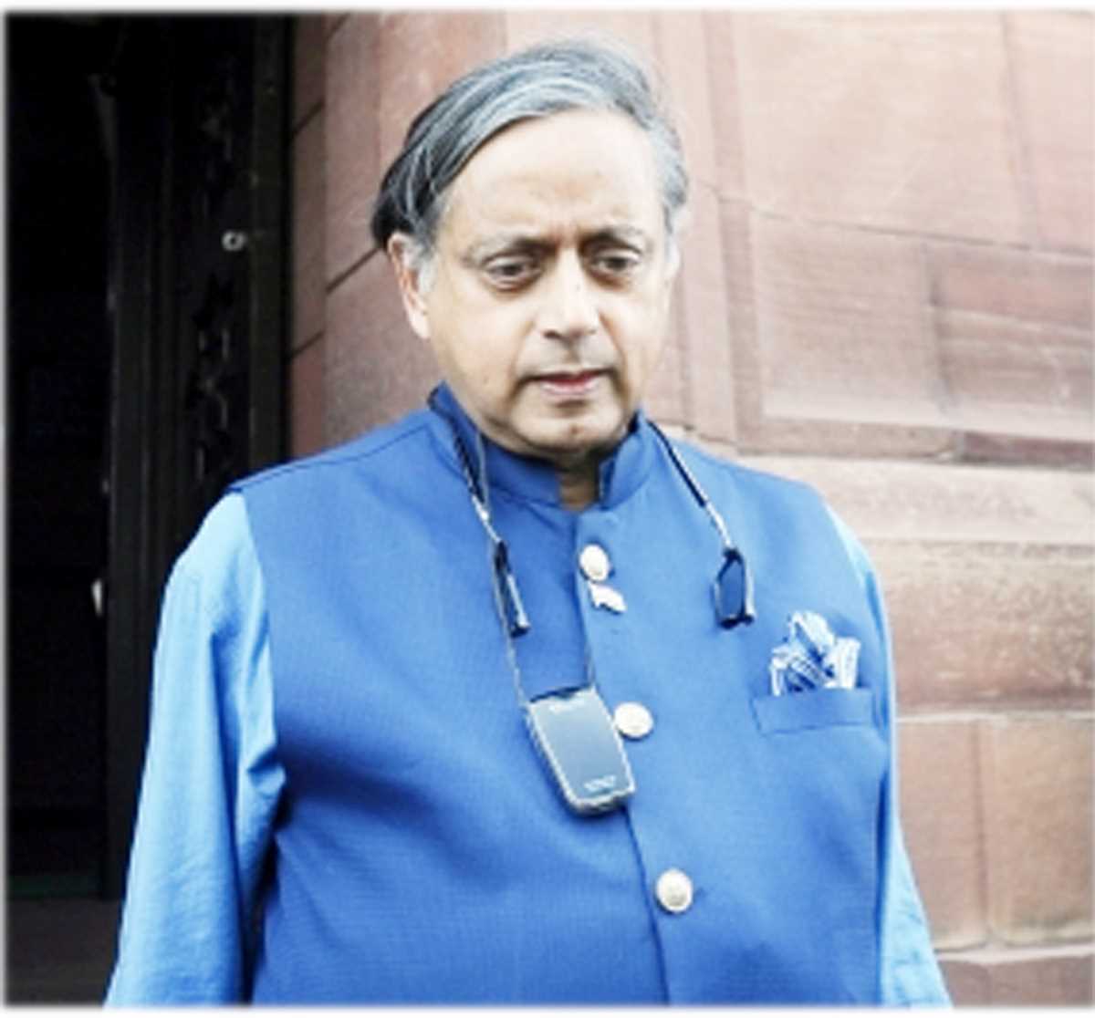 थरूर की बढ़ती लोकप्रियता केरल में कांग्रेस नेताओं की बढ़ा रही चिंता